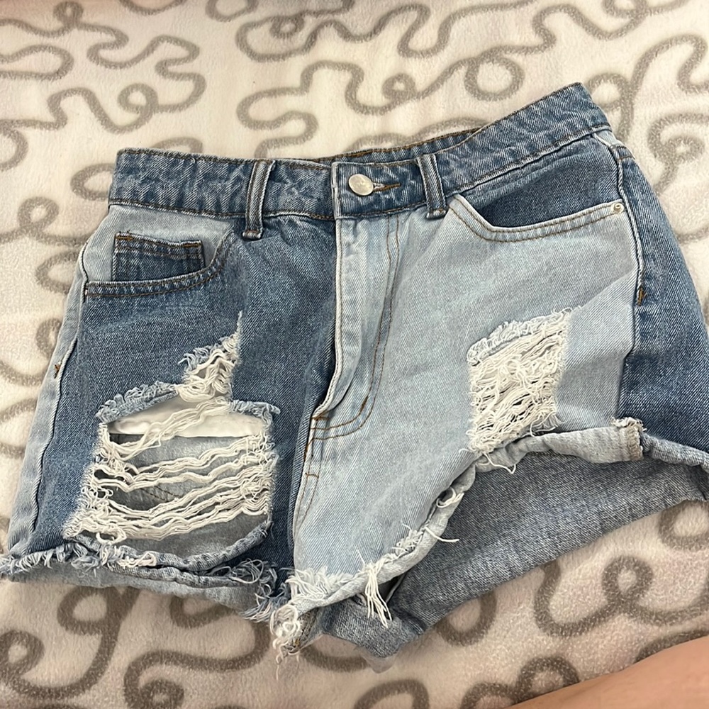 I’m selling these Jean shorts